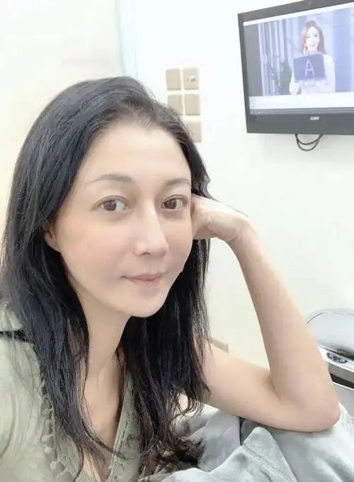 成龙前女友吴绮莉晒近照抱着猫咪嘟嘴卖萌网友和小龙女真像