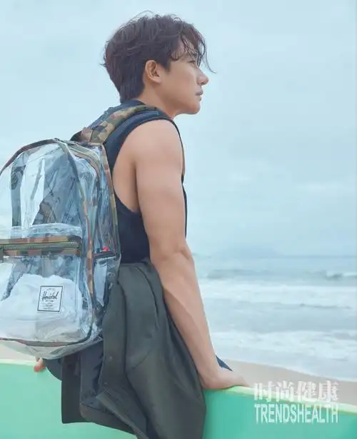 黄轩新封面清爽来袭冲浪湿身显完美肌肉线条