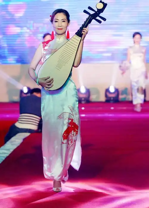 旗袍春晚绽放扬州 八百佳丽身穿旗袍展东方之美