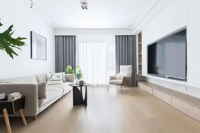 墙漆选用了浅暖灰色, 与定制柜的白色和地板的木色 都能很好的搭配.