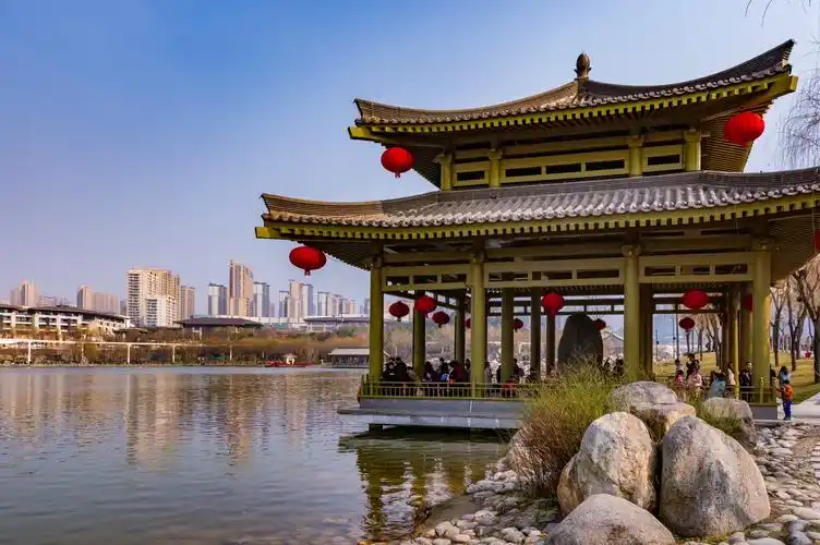 曲江池遗址公园由我国著名建筑设计大师张锦秋院士担纲总规划设计