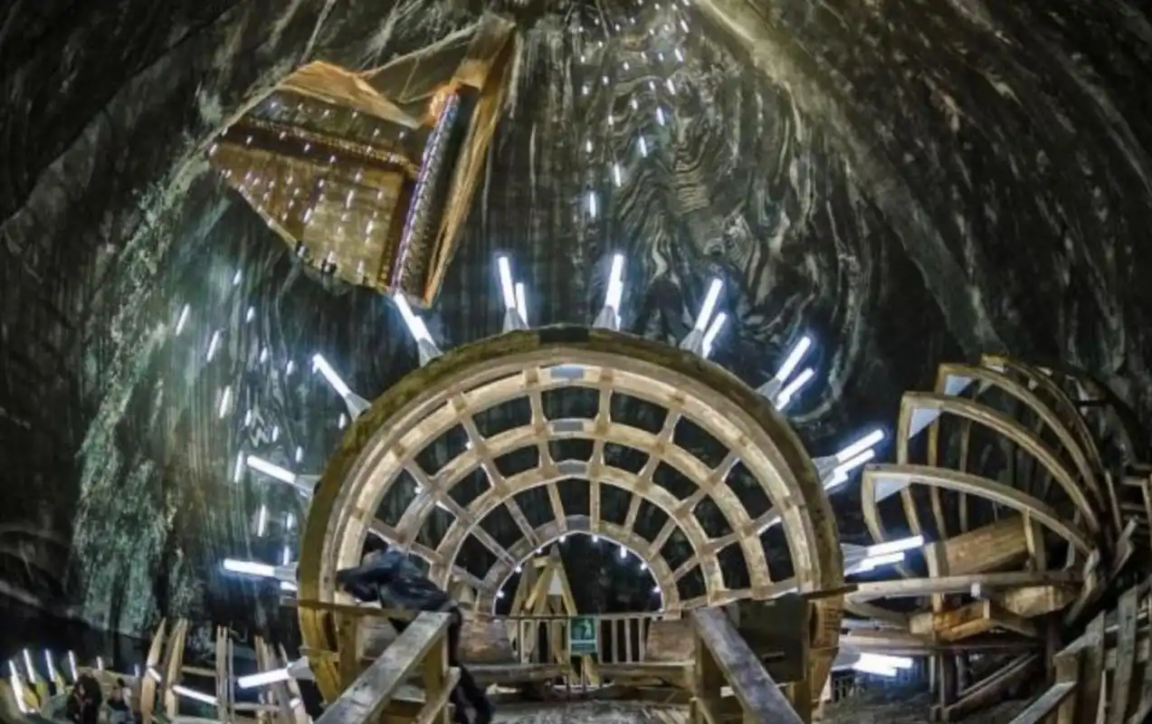 世界上"最怕停电"小镇:深埋地下120米,暗无天日却居住3400人