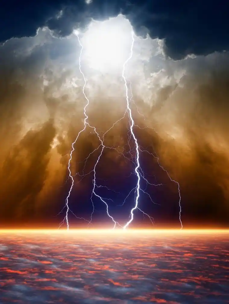 天空中逼近的月亮和恐怖的闪电