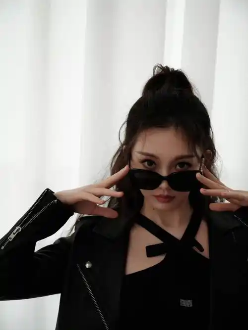 苗苗最新写真曝光 酷飒质感诠释多面反差