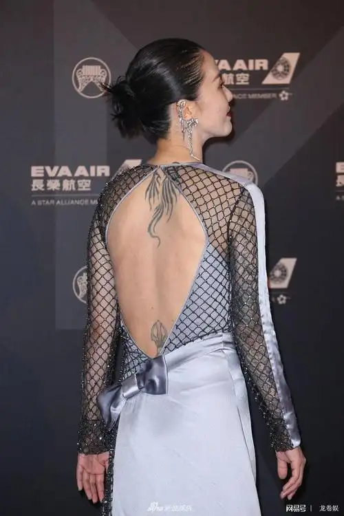 谭维维穿渔网裙参加活动一转身露出背后的纹身网友都被震了