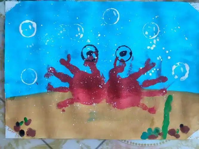 幼儿园家庭教育指导资源-小班美工活动《小手印画:螃蟹》