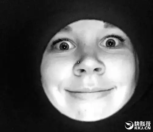 网友疯玩"超省钱月亮脸" 求卫生纸阴影面积