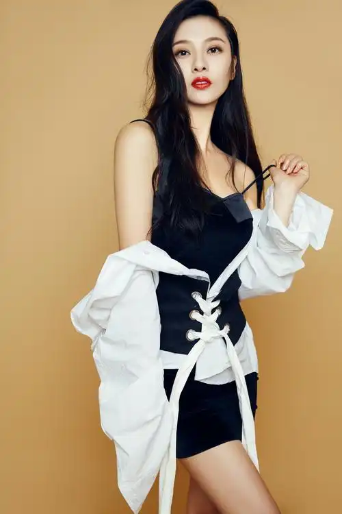 郑清文曝黑白双面游走于清纯与妩媚间