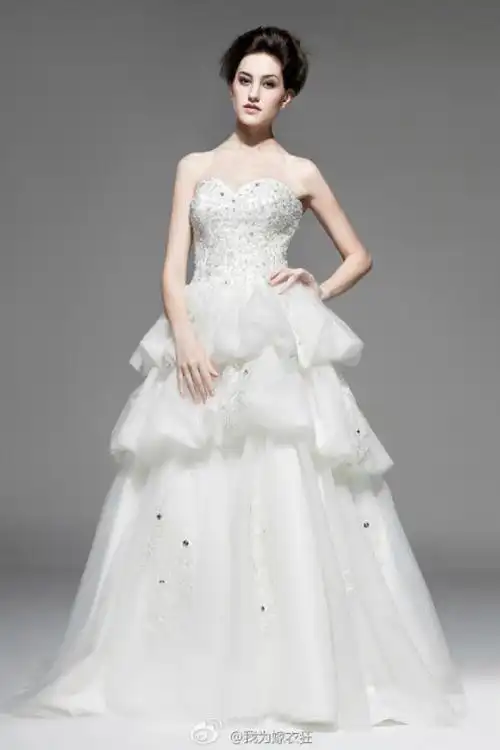 极致优雅的新娘婚纱,复古感的立体褶皱,晶莹水钻点缀全身,散发梦幻