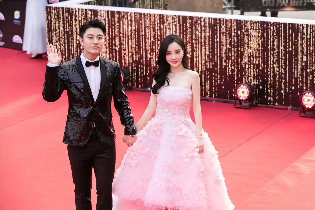 贾乃亮品质盛典演脱口秀 被李小璐送大葱画风清奇