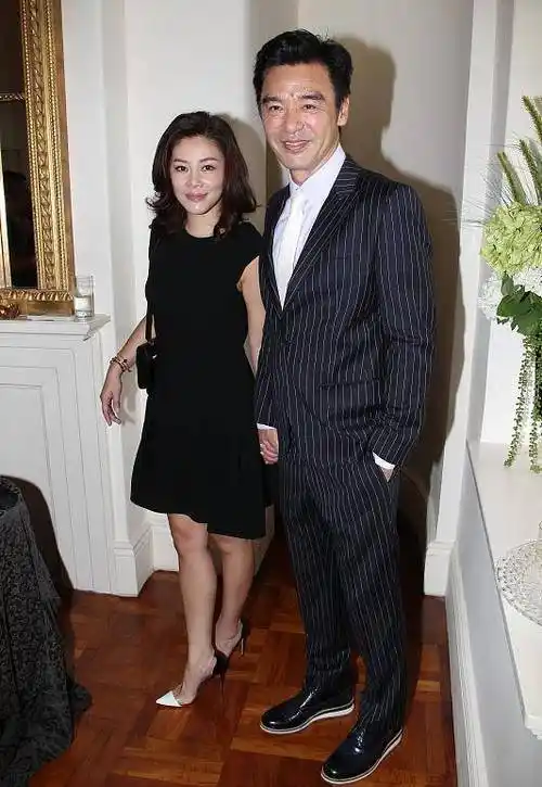 范姜素贞最近受邀上湖南卫视节目《妈妈你真好看》,上周钟镇涛发出长