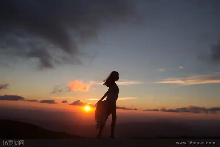 夕阳西下的美女剪影高清摄影图片