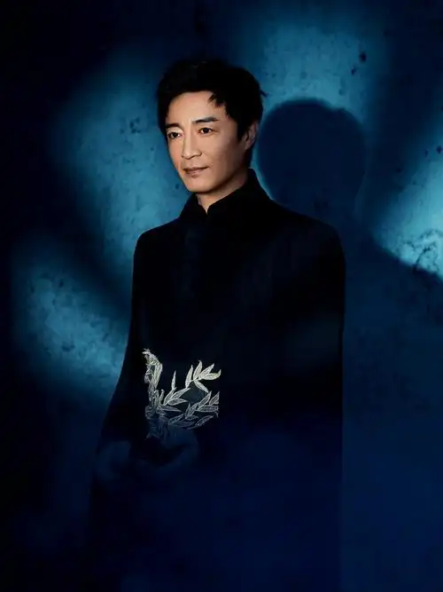 里为君分忧的忠良之士李得昀,更是不忘初心的实力派演员@何中华芒果tv