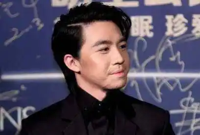 从帅到丑拍戏时被烧伤毁容的俞灏明如今凭借八佰