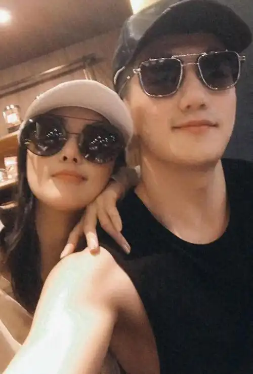 何捷蹲地为老婆拍美照,5年军婚幸福满满|张馨予|何捷|军婚_新浪新闻