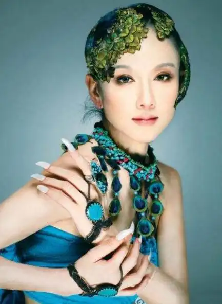 62岁杨丽萍剪指甲,拄拐杖出行,靠长年吃 花 瓣保养,如今老态龙钟