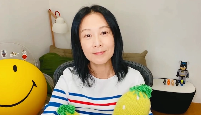 刘若英素颜出镜状态佳黑发垂肩气质温柔