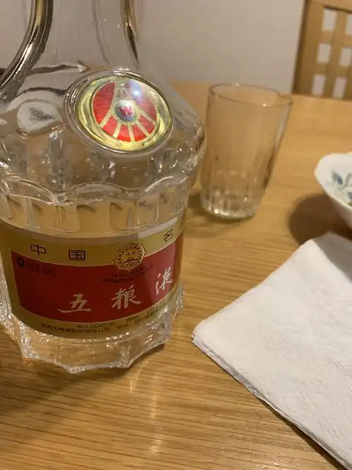 喝朋友送的五粮液