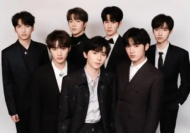 微博之夜,易烊千玺和时代少年团同框,大佬侧颜真帅