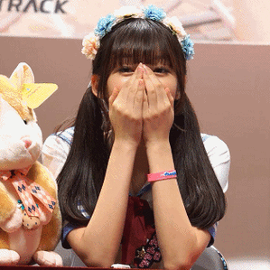 崔乂园捂脸 - oh my girl 崔乂园gif表情包_崔乂园_明星表情表情