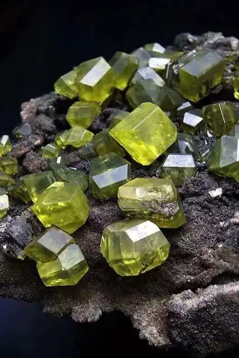 今天 下载一些宝石图片与你分享 这里的天然形态 彰显着鬼斧神工的