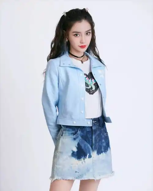 杨颖这身牛仔套装,上身时尚又有活力,非常适合这个季节穿搭,内搭一件