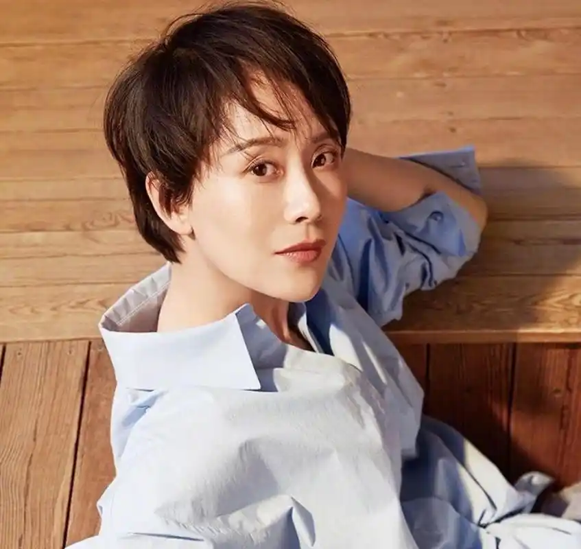 海清作为一名女演员,备受许多粉丝称赞,她重视祖辈传统,追溯根源,并非