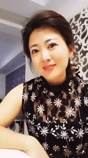 这是我的丈母娘,五十多岁风韵犹存,半老徐娘呀