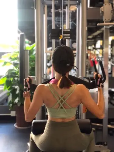 好看的背部都有这三个特点:体态挺拔,没有一点多余脂肪,背宽有沟!