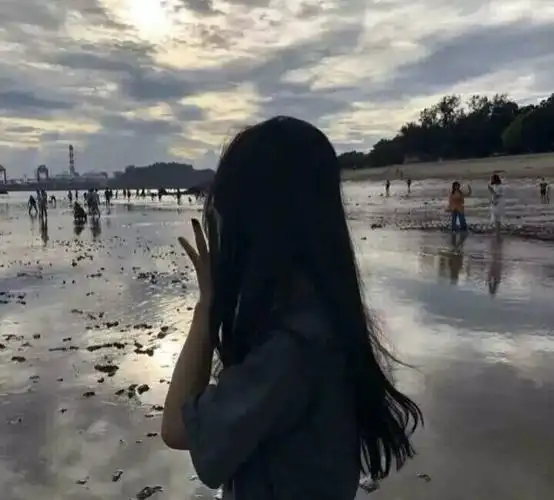 微颓·不露脸·女生头像:生活已经开始对我这只小猪放卤水了!