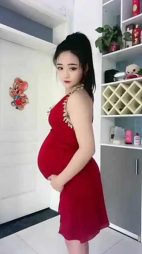 怀孕36周的小孕妇肚子又大又圆身材却保持得那么好