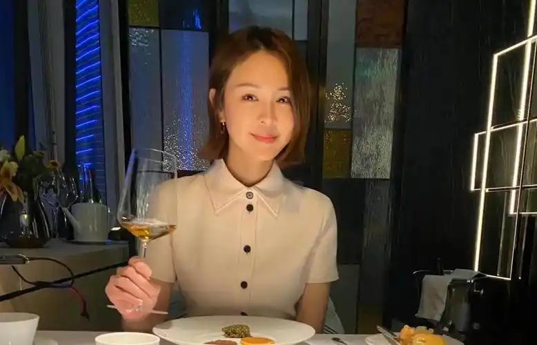 嫁给爱情的关悦真美一袭白裙知性优雅配微卷短发年轻10岁不止