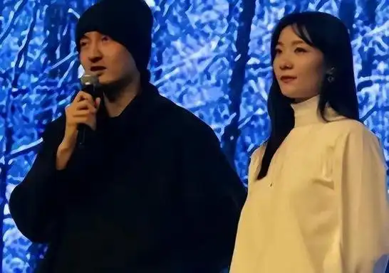 他们相识于2020年,当时双方共同参与了一部影视作品的拍摄.