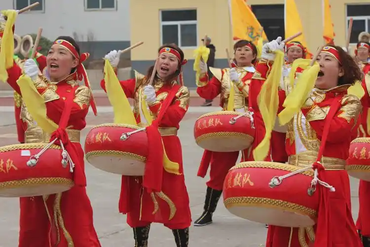 欢庆的锣鼓敲起来—温塘村飞天凤鼓队元宵节盛装表演