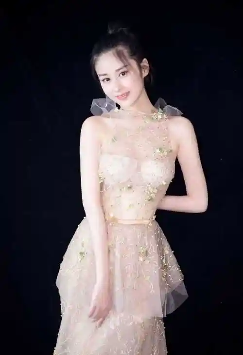 颖儿身材不算丰满但也"惹火",穿半透薄纱连衣裙亮相,气质惊艳_肌肤