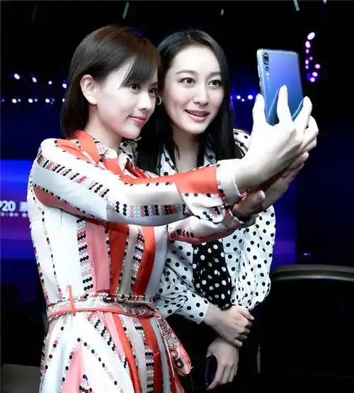 梁缘亮相活动气质满分 造型简约尽显时尚