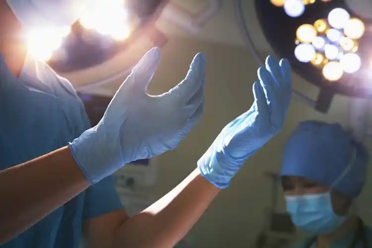 在手术室工作的医生人物高清图片