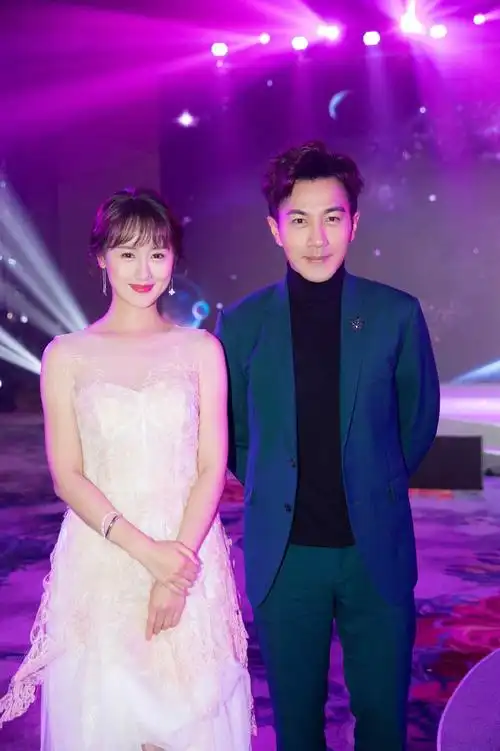 简介:袁冰妍白沙长裙温婉可人写真图片,分享一组袁冰妍图片给大家,图