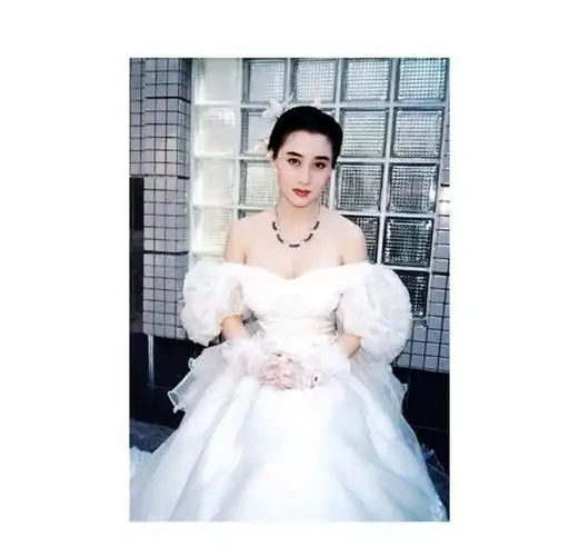 天生"尤物"利智:迷倒赌王险成五太,却远走洛杉矶情定李连杰