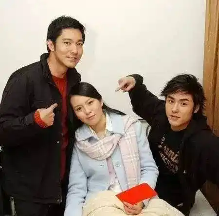 也是这部剧,使刘品言一度陷入和立威廉阮经天三角恋情的绯闻中.