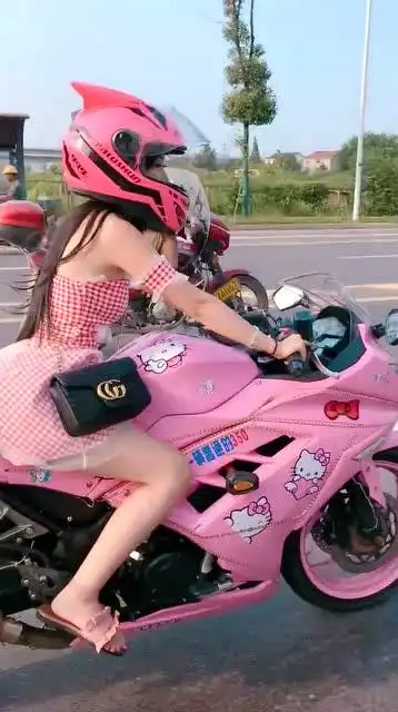 美女姑娘的粉色hellokitty机车,骑车姿势超帅气,你们喜欢吗