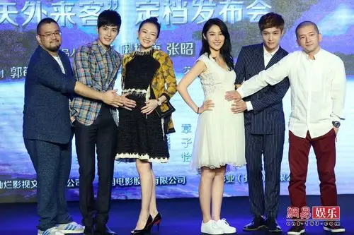 章子怡遭陈学冬摸"孕肚"疑怀胎四月