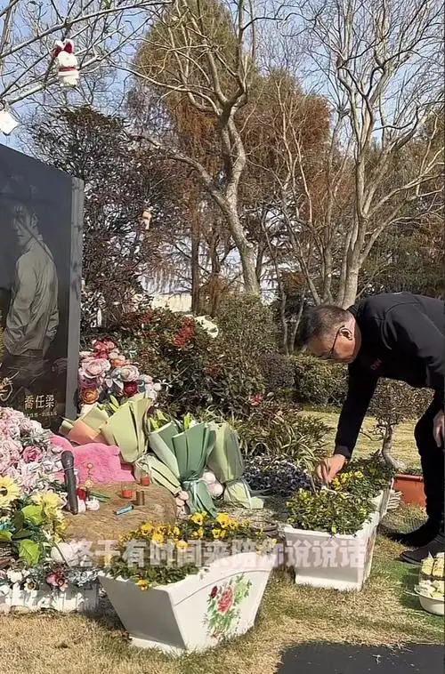 乔任梁的遗照是一张写真,他背对着大家,帅气回眸,可惜他的生命永远