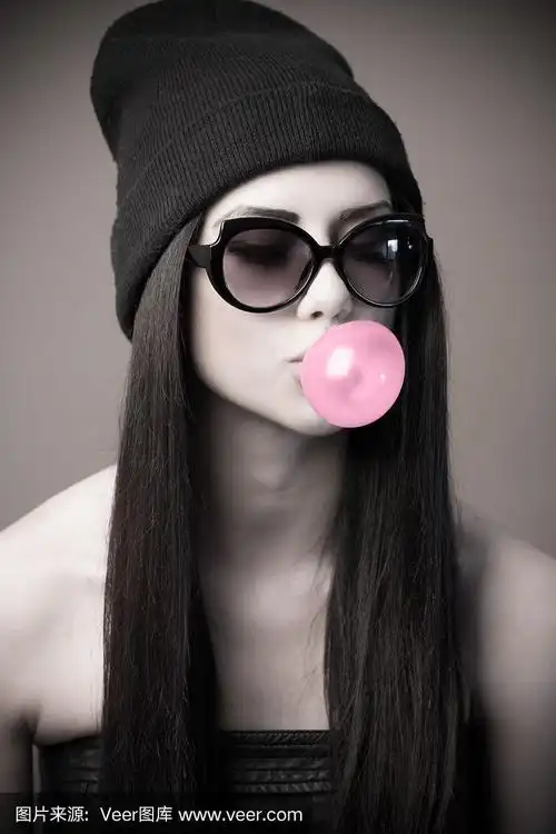 年轻女人在吹泡泡糖