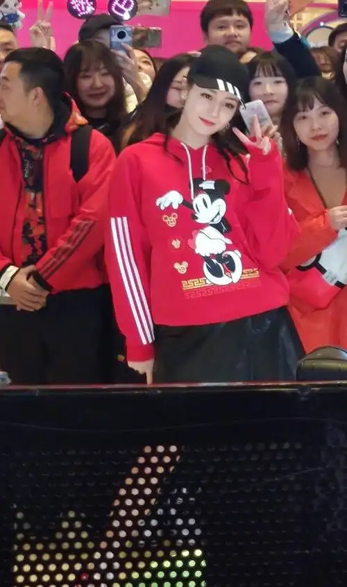 迪丽热巴不再走美艳路线,运动风更青春活力|卫衣|短裙|减龄|穿搭_网易