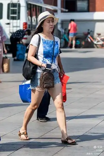 烈日下的路人(沈阳)