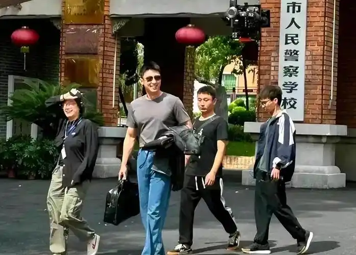 街头偶遇黄景瑜:帅气逼人,小头巨显身高,身材超绝引关注!