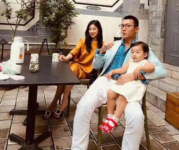 事实上,王昀佳正是朱珠的另一半.就在2月17日,他迎来了自己的生辰.