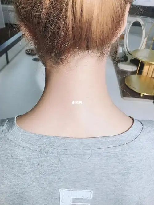 后脖子刷酸 白白净净的天天出门扎头_刷酸_颈膜_精华_防晒_果酸