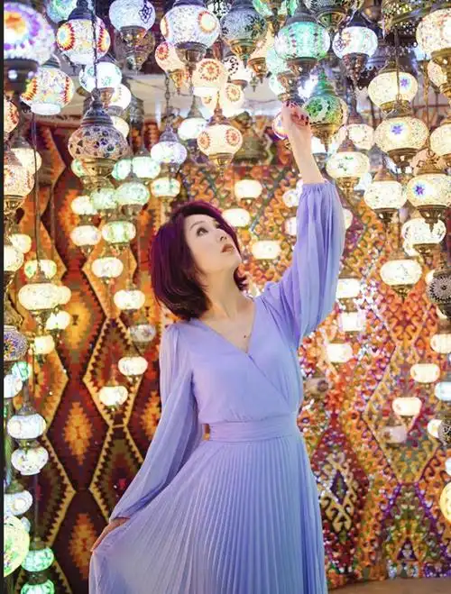 杨千嬅头发变紫色后更敢穿穿抹胸深v领连体裤亮相气质惊艳